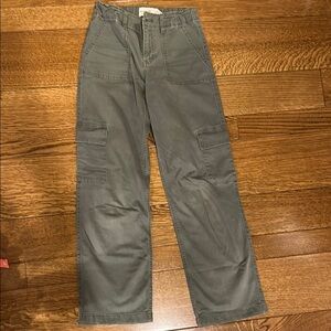 Abercrombie Kids Girl’s Cargo Pants in Olive Green size 13/14 Long